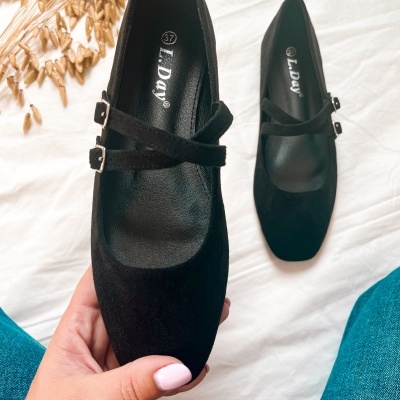 Par de sapatos Mary Jane pretos com duas fivelas, tecido camurça e interior preto