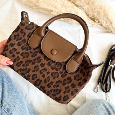 Mala pequena padrão leopardo com alça castanha e botão frontal