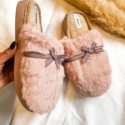Chinelos rosa felpudos com laço decorativo e etiqueta JOMIX