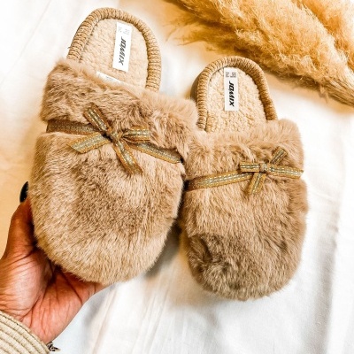 Chinelos de quarto felpudos bege com laço dourado e etiqueta JOMIX