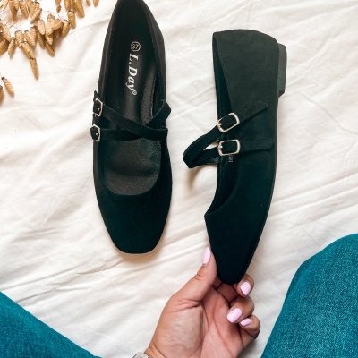 Sapatos planos pretos com duas fivelas prateadas e etiqueta interior L.Day 37