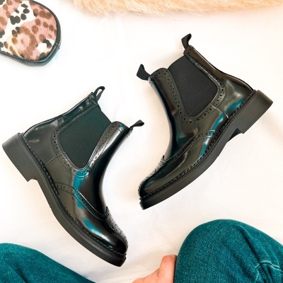 Botins Chelsea pretos de pele com perfurações e bolsa com padrão animal print