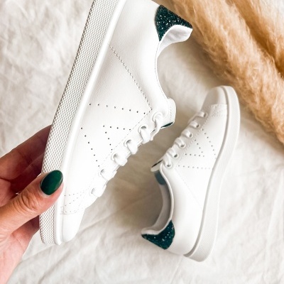 Ténis brancos com sola branca e detalhes verde escuro brilhante