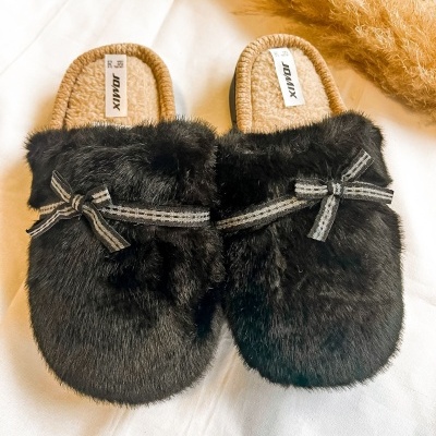 Chinelos de quarto pretos de pelo com laço e forro castanho em fundo branco
