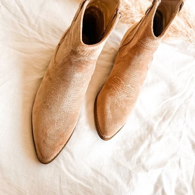 Botins de senhora beges em camurça com bordado e fecho na parte traseira