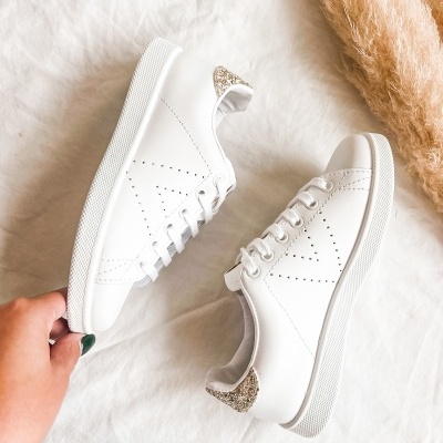 Ténis brancos com detalhes dourados em glitter na parte traseira
