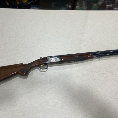 Espingarda com coronha em madeira e cano metálico preto