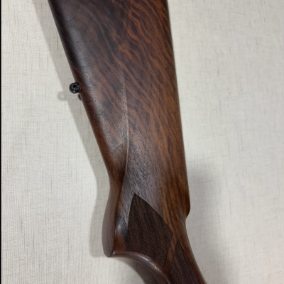 Coronha de espingarda em madeira castanha escura polida com base preta