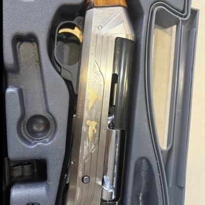 Espingarda com madeira castanha e metal gravado em estojo preto