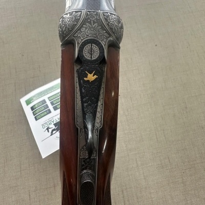 Espingarda com detalhes em metal prateado e madeira castanha escura