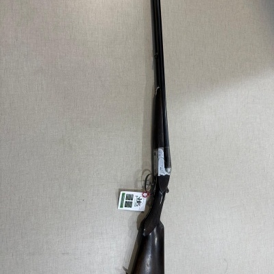 Espingarda de cano duplo em metal escuro e madeira com etiqueta