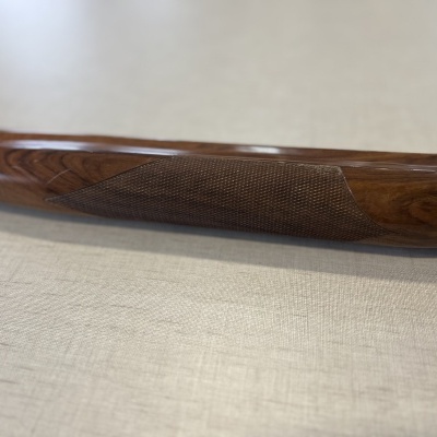 Coronha de espingarda de madeira polida com textura antiderrapante e extremidade metálica