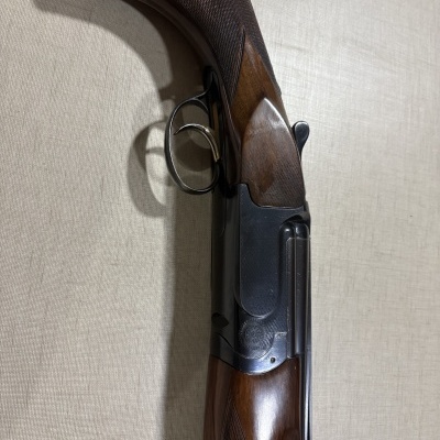 Espingarda de canos duplos com base de madeira castanha e metal preto