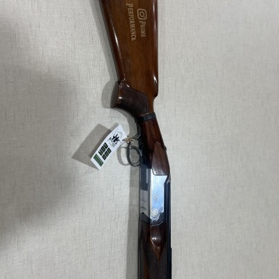 Espingarda com coronha de madeira castanha e inscrições