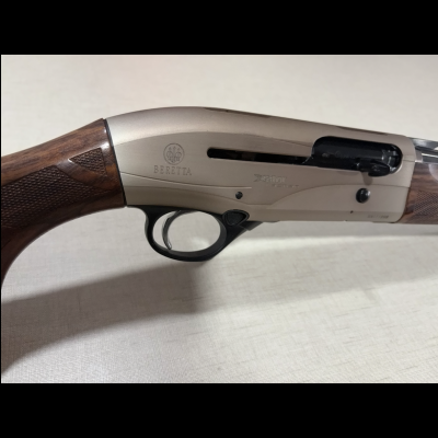Espingarda de caça Beretta com coronha em madeira e corpo metálico cinza