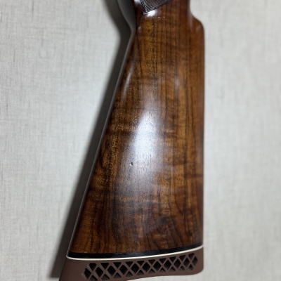 Cabo traseiro de arma de fogo em madeira com ponteira emborrachada