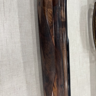 espingarda de madeira escura com partes metálicas