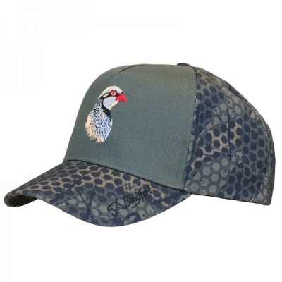 Boné verde com padrão animal e bordado de ave colorida