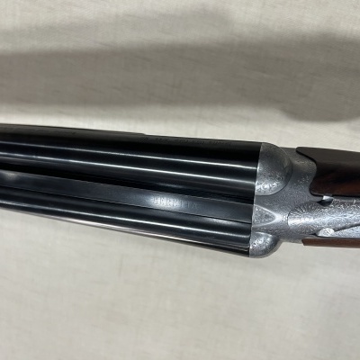 Espingarda canos duplos paralelos com madeira e metal prateado gravado