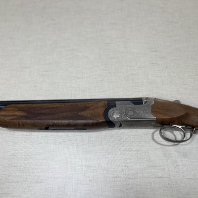 Espingarda de canos duplos com armação prateada e madeira castanho escuro
