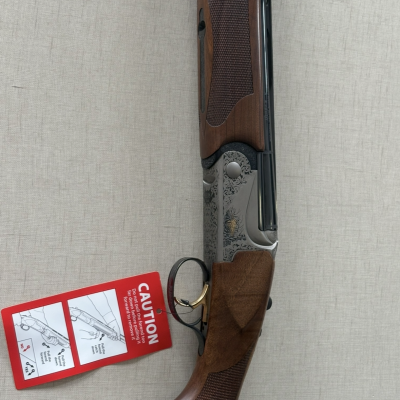 Espingarda com coronha em madeira e guarda-mato decorado com etiqueta vermelha de segurança