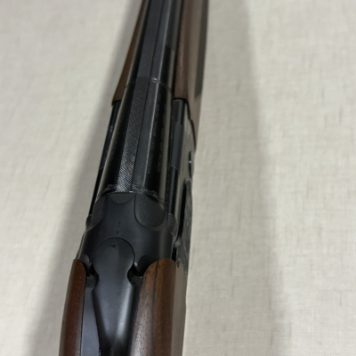 Espingarda de canos paralelos com madeira castanha e metal preto