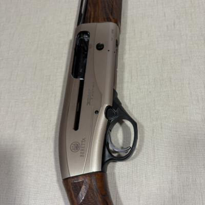 Espingarda semiautomática Beretta XPERT SECTOR com madeira castanha e metal cinzento fosco