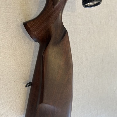 Coronha de espingarda em madeira escura e luneta Vortex preta