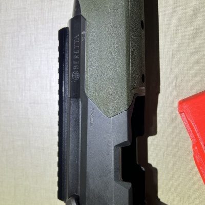 Arma Beretta com acabamento verde texturizado e detalhes em preto