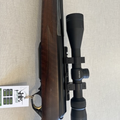 Espingarda de madeira com luneta preta Vortex e etiqueta pendurada