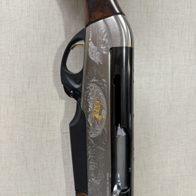 Espingarda com cabo de madeira e gravuras metálicas