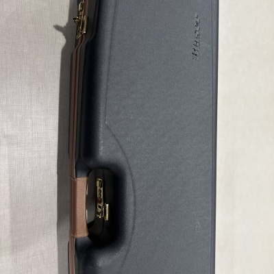 Estojo rígido preto com alça castanha e fechos dourados