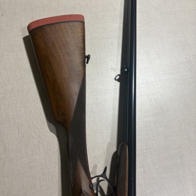 Espingarda de canos paralelos com coronha de madeira e canos metálicos pretos