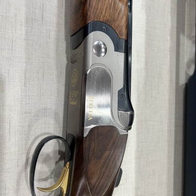 Espingarda Beretta 687 Silver Pigeon em madeira escura e metal prateado