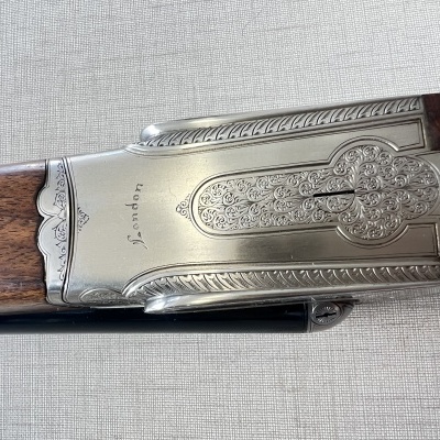 Detalhe de espingarda com gravação 'London' em metal e madeira escura