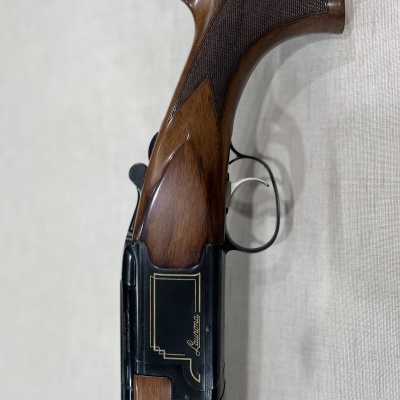 Espingarda de caça com madeira e caixa preta com gravação dourada Lucama