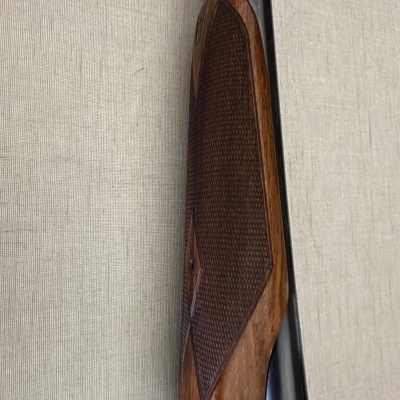 Parte posterior de espingarda de madeira e metal