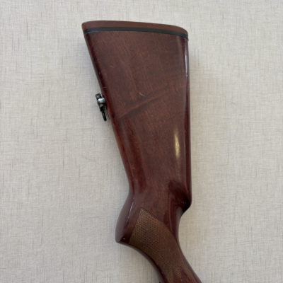 Coronha de espingarda de madeira castanha com gatilho dourado e armação preta
