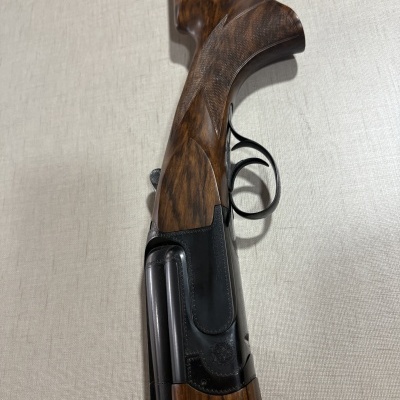 Espingarda de madeira e metal com gatilhos duplos e detalhes gravados