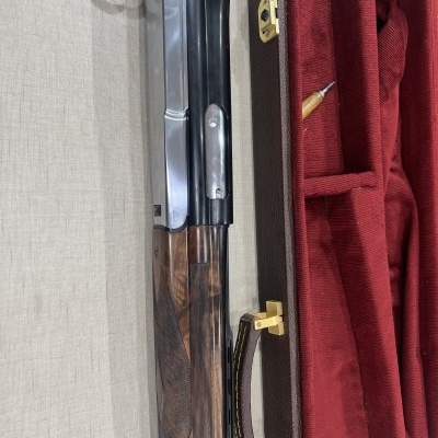 Espingarda de cano duplo em madeira e metal com estojo de veludo vermelho