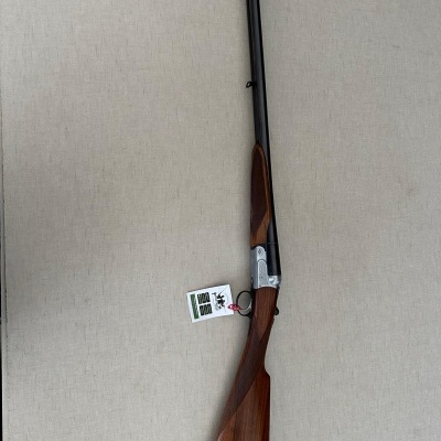 Espingarda de canos duplos em madeira castanha e metal preto/prateado