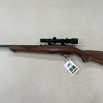 Espingarda com coronha de madeira castanha e luneta montada