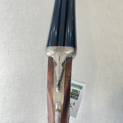 Espingarda de canos duplos metal preto com coronha madeira castanha e detalhe prateado