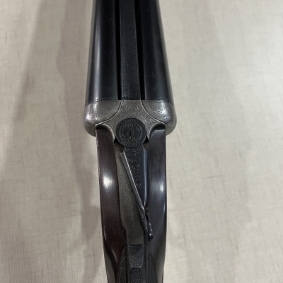 Escopeta de canos duplos preta e empunhadura de madeira