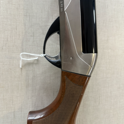 Espingarda com punho em madeira e detalhes metálicos