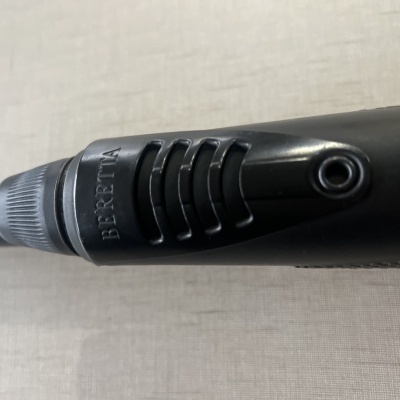 Parte de arma de fogo preta com gravação BERETTA