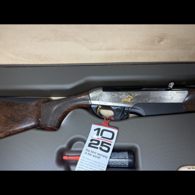 Espingarda com empunhadura em madeira escura e gravação detalhada na parte metálica de um estojo acolchoado cinza.