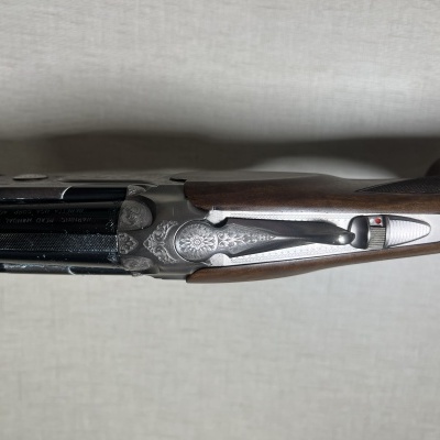 Espingarda de canos sobrepostos com detalhes em madeira e metal