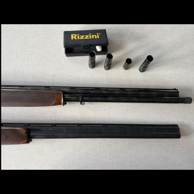 Dois canos de espingardas com acessórios e caixa Rizzini