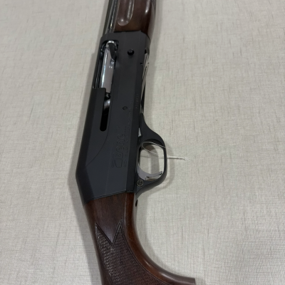 Espingarda semi-automática com coronha em madeira e corpo preto